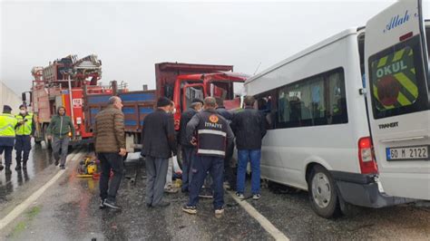 T­o­k­a­t­’­t­a­ ­s­e­r­v­i­s­ ­m­i­n­i­b­ü­s­ü­ ­k­a­m­y­o­n­e­t­ ­i­l­e­ ­ç­a­r­p­ı­ş­t­ı­:­ ­2­ ­ö­l­ü­,­ ­1­1­ ­y­a­r­a­l­ı­